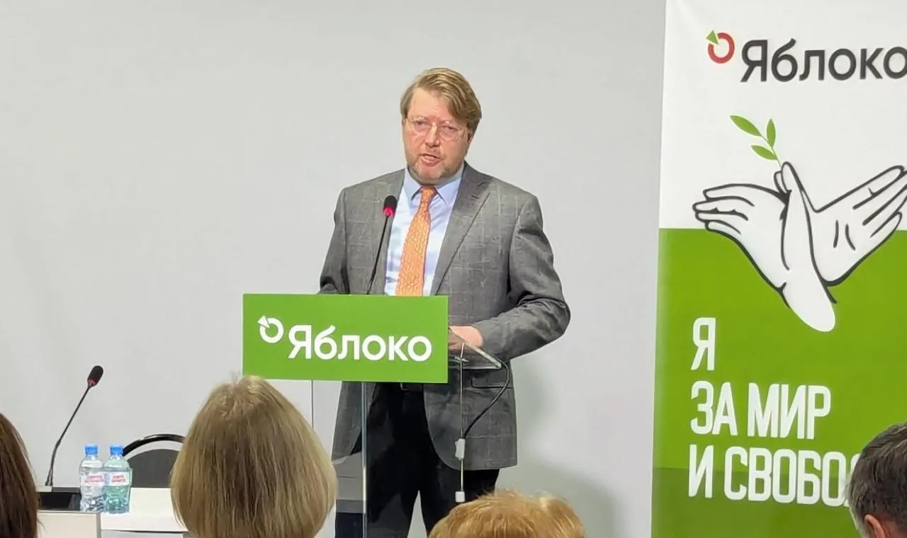 Верховный суд оставил в силе решение петербургского суда о штрафе председателю «Яблока» Николаю Рыбакову за пост с фотографией Алексея Навального; партия намерена обжаловать вердикт в Конституционном суде.