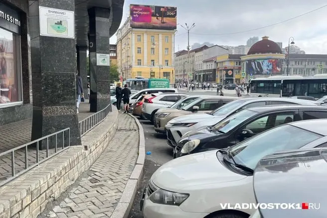 На Семёновской площади во Владивостоке появится автоматический шлагбаум для маршрутных автобусов; объявлен электронный аукцион, работы должны завершить до конца августа.