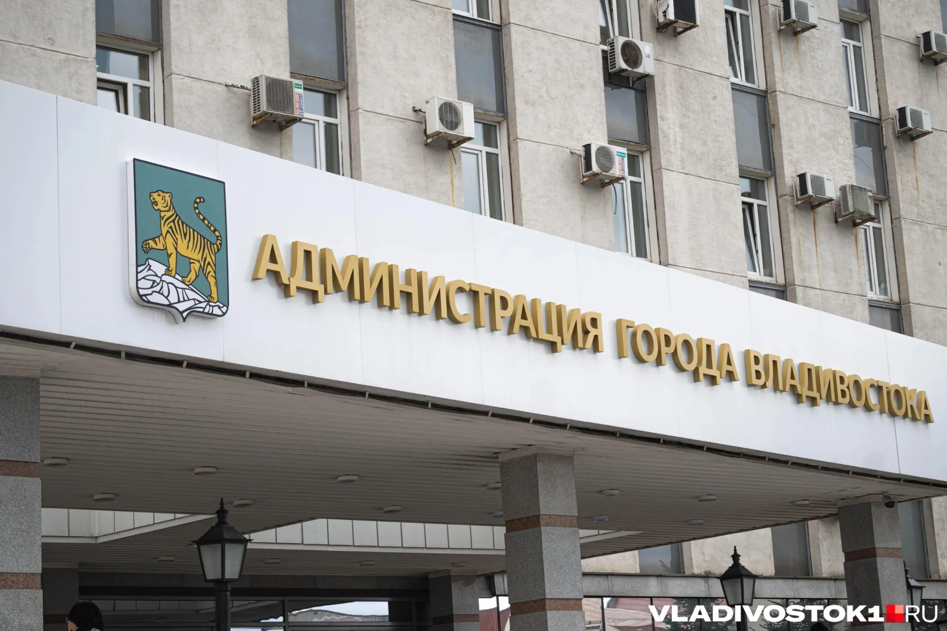 Расходная часть увеличена на 1,68 млрд руб.: основная часть — кредиты. Средства направят на ремонт городских территорий, освещение, резерв и помощь контрактникам.