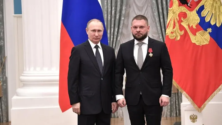 В декларации одного из первых номеров федерального списка «ЕР» указаны доли в американских компаниях и иностранных фондах. В партии заявляют, что необходимые сделки по отчуждению якобы были совершены до подачи документов. Иностранные активы также нашли у других кандидатов.
