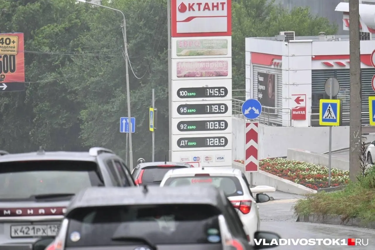 На заправках сети во Владивостоке заметно выросли цены на топливо: литр дизеля подорожал с 119,9 до 128,9 рубля. Другие марки бензина также стали дороже.