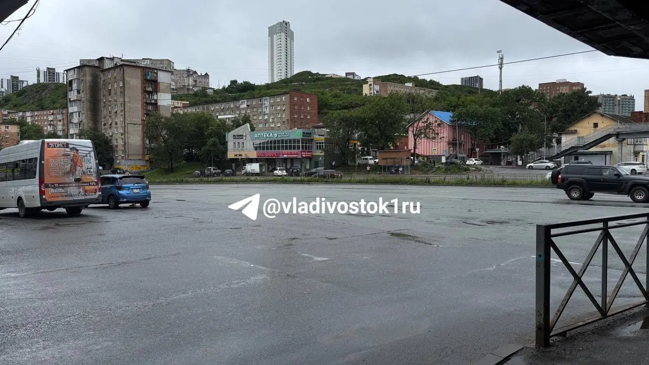 Фотограф прошёл по наиболее проблемным участкам города: осадки прекратились, на дорогах в основном сухо, привычные развязки обошлись без подтоплений.