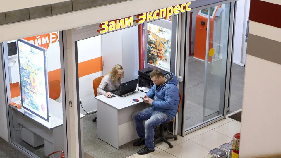 Банк России снижает лимиты на выдачу кредитов людям с высокой долговой нагрузкой и ужесточает требования к долгосрочным займам — регулятор мотивирует меры риском роста проблемных кредитов.