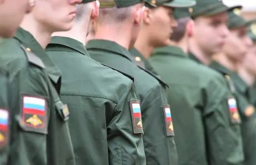 Правительство поддержало законопроект, позволяющий направлять солдат срочной службы в пожарные подразделения МЧС для тушения пожаров и аварийно‑спасательных работ в населённых пунктах.