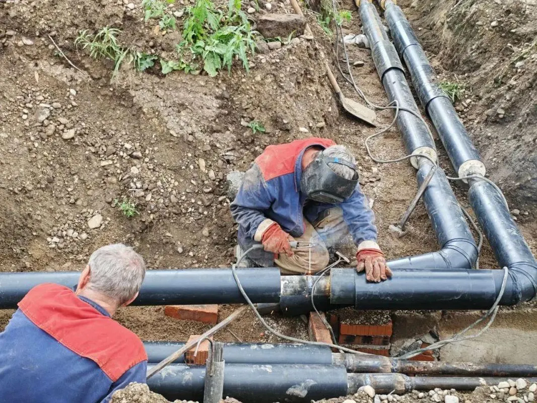 По данным Росстата за 2025 год, в ЕАО 76% водопроводных сетей требуют замены; Бурятия и Забайкалье также в числе худших. В среднем по стране — 43%, а ежегодно обновляют лишь 1,2% сетей.