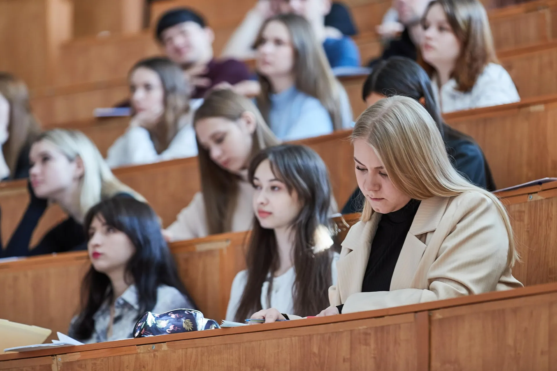 Минобрнауки пересмотрело условия целевого обучения: вместо штрафов вводится механизм компенсаций, а основания для отчисления студентов расширены — теперь их могут исключить в любой момент при нарушении условий.