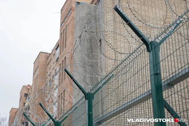 Женщина с Курильских островов утверждает, что в следственном изоляторе принимают лишь по девять родственников в день, из‑за чего очереди растягиваются на несколько суток; родственники боятся официальных жалоб.