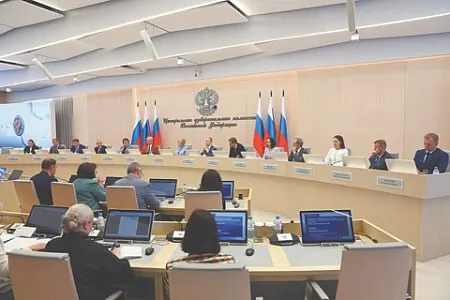 Центризбирком намерен устранить из партийного списка «Яблока» ряд кандидатов по обвинению в «экстремизме». По избирательному закону выбытие четверти списка влечёт снятие партии с выборов. Проверки сопровождаются штрафами, задержаниями и обысками.