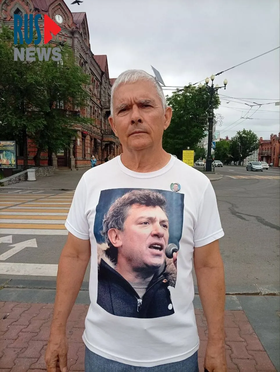 Мужчина вышел в майке с изображением Бориса Немцова, прочитал собственное стихотворение о пассивности общества; ранее его уже задерживали и привлекали к административной ответственности за такую же одежду.