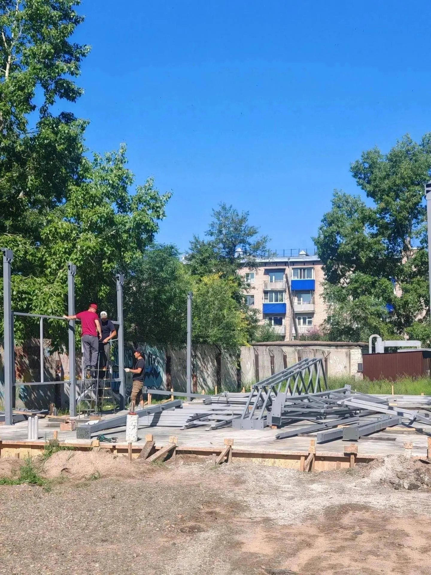 Возле общежития политеха на улице 9-го января возводят модульный корпус площадью 221,3 м² с тремя классами для практических занятий студентов энергетических специальностей; корпус рассчитан на 60 человек, колледж получил 40 млн рублей на оборудование.