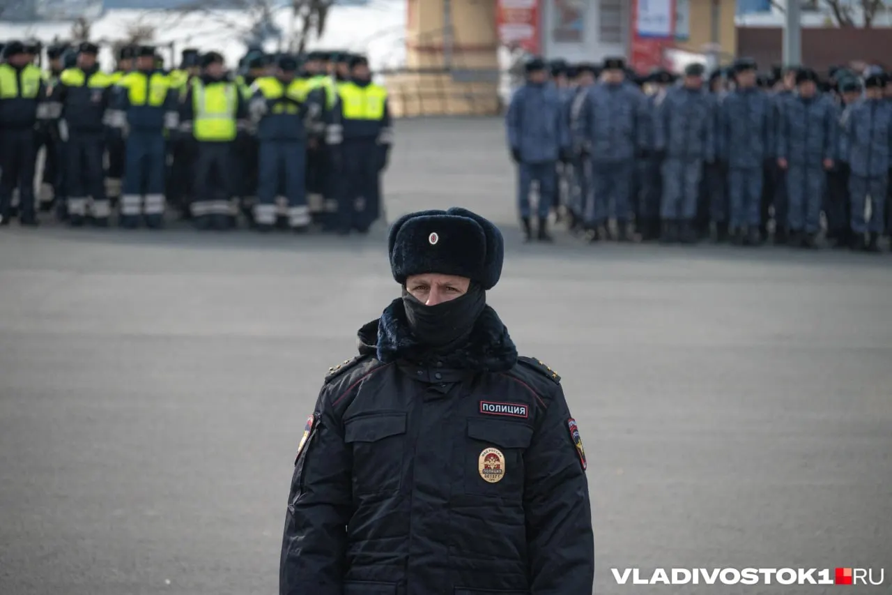 Штат управления МВД во Владивостоке укомплектован на 57%. Несмотря на нехватку кадров, в 2025 году число зарегистрированных преступлений сократилось на 23%, а раскрываемость выросла до 38,1%.