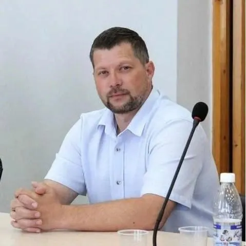 Директор парка «Сухотино» Сергей Максимов уволился по собственному желанию. В министерстве науки Забайкалья сообщили, что кандидат на его место уже определён и проходит согласование; информацию о сокращении штата опровергли. Ранее несколько руководителей парка сменились за короткий срок после кадровых перестановок в ведомстве.