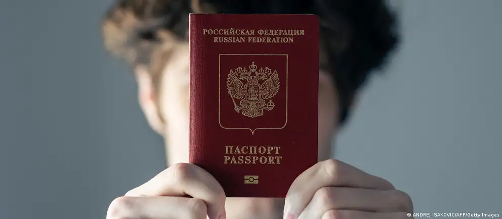 После возражений Франции и Италии Евросоюз предлагает ограничить визовый запрет только лицами, непосредственно принимавшими участие в боевых действиях в Украине; при этом расширен перечень гуманитарных и служебных исключений.
