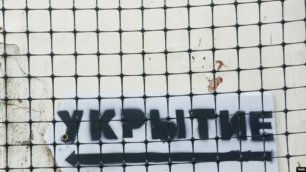 По всей стране зафиксированы удары беспилотников и ракет: в Дзержинском округе Калужской области загорелось промышленное предприятие, в Белгородской области нарушены электро‑ и газоснабжение, в Крыму возникли несколько очагов пожаров. На местах работают оперативные и спасательные службы.