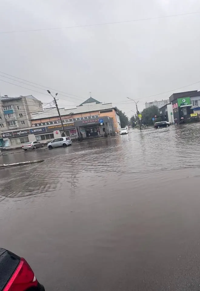 После дождя улицу в 1-м микрорайоне Читы полностью залило водой: вода занимает проезжую часть, автомобилисты жалуются на невозможность припарковаться и неработающие ливнёвки.