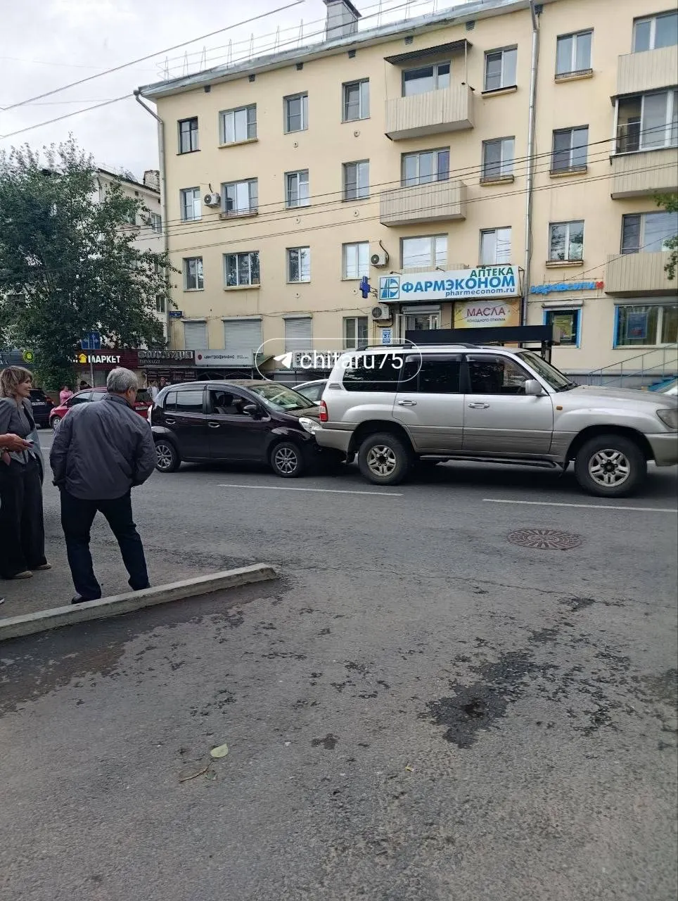 На улице Бутина в Чите произошло столкновение двух легковых автомобилей. В результате троллейбус остановился и высадил пассажиров, подъём временно проехать нельзя.