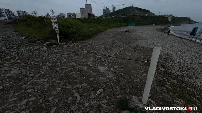 На побережье установили столбики и металлический трос с предупреждающими табличками о водоохранной зоне и видеонаблюдении. Подъезд для автомобилей перекрыт, за нарушение грозит штраф.