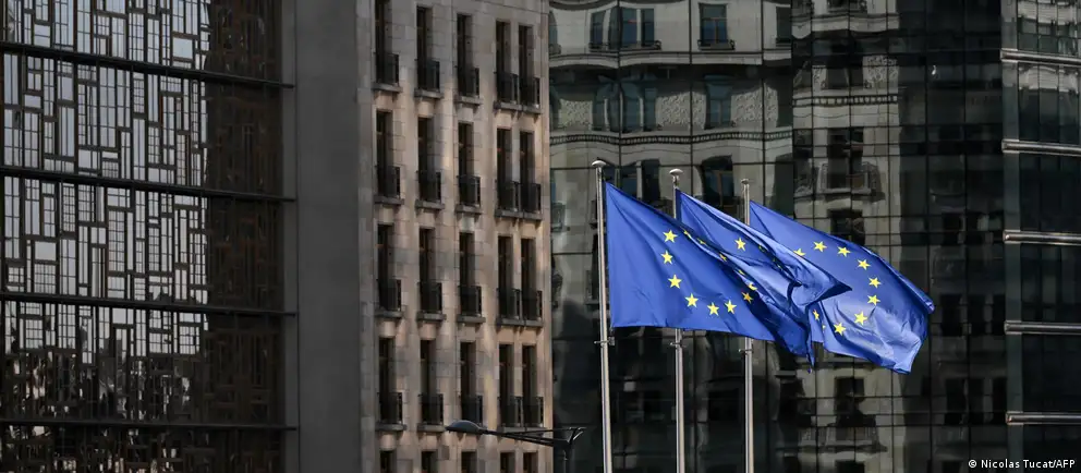 Евросоюз утвердил новый пакет санкций, который расширяет ограничения в энергетике, оборонно-промышленном комплексе, судоходстве и вводит новые персональные и экономические рестрикции против российских компаний и лиц.
