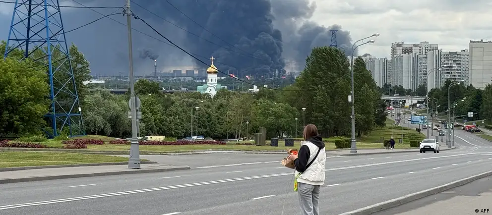 Вице‑премьер сообщил, что удары беспилотников по нефтеперерабатывающим заводам привели к нехватке топлива и очередям; власти ограничили экспорт и принимают другие меры.