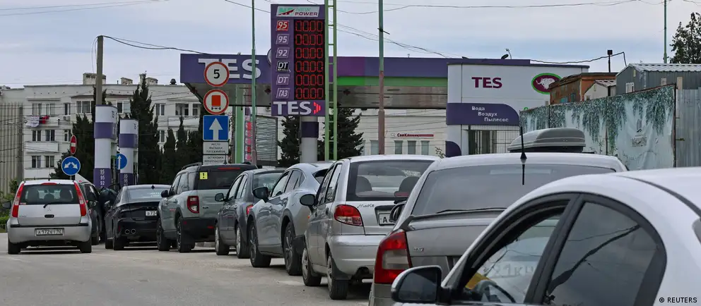 По данным Росстата, за первую неделю июля цены на топливо в Крыму в среднем выросли на 78,4%: наиболее популярный АИ‑95 подорожал на 92%. Рост цен отмечается и в десятках регионов РФ; власти ввели временный запрет на экспорт дизеля.