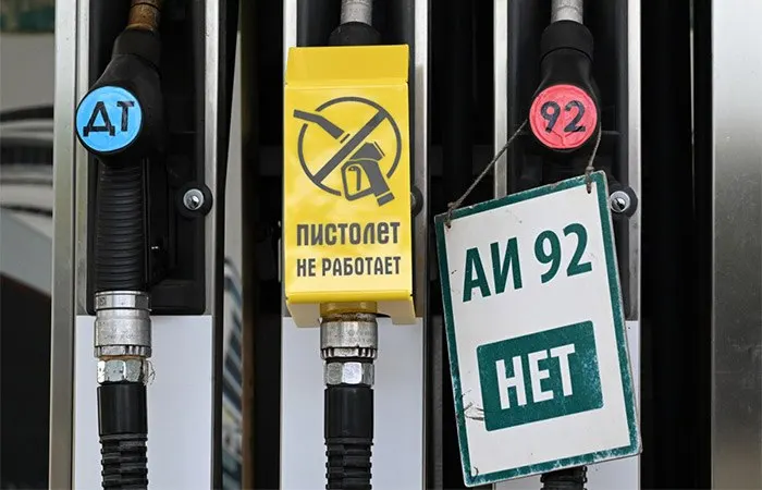 На всех 17 станциях сети в Приморском крае с 12 мая приостановили реализацию бензинов АИ‑92 и АИ‑95: представители компании сообщают, что топливо оплачено, но заводы не отгружают его вовремя.