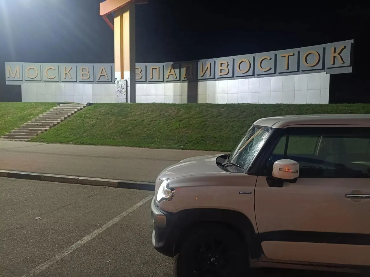 Житель Калининграда выехал из Владивостока 22 июля на компактном кроссовере Suzuki Xbee, чтобы своим ходом добраться до Калининградской области. Водитель планирует преодолевать до 1300 км в день, ночевать в машине и проверять ситуацию на заправках по пути.