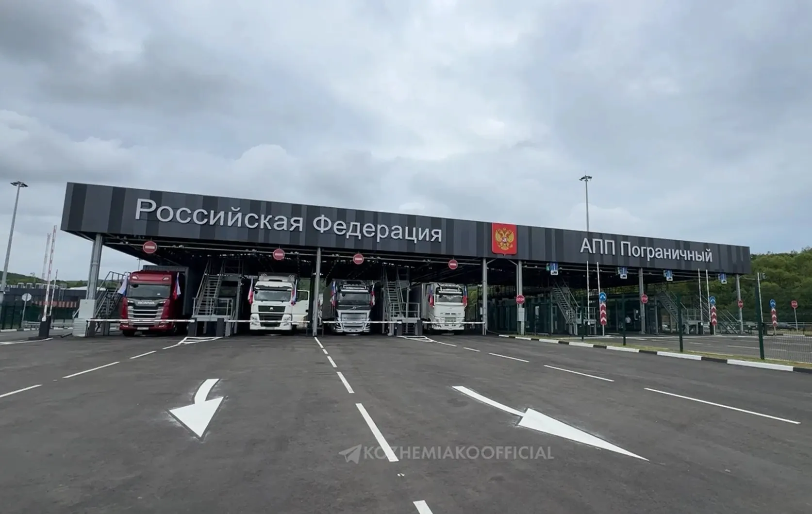 Пункт пропуска на границе с Китаем увеличил пропускную способность в три раза — теперь он может принимать до 1 300 грузовиков и автобусов в сутки.