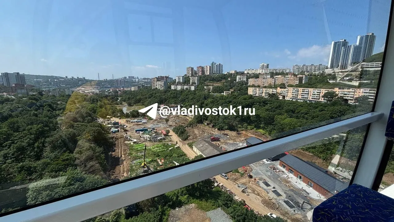 Журналистка прокатилась на самом высоком аттракционе Владивостока: просторные кабин­ки с кондиционером, обзор на сопочные районы и парк, моря с колеса не видно, но панорама впечатляет.