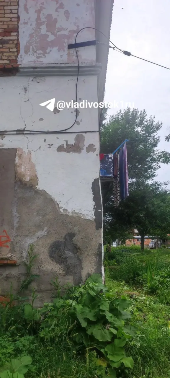 Аварийная стена образовала «пузо», с противоположной стороны кладка почти разрушена — от стены остались считанные сантиметры, кирпичи высыпаются. Жители прислали фото.