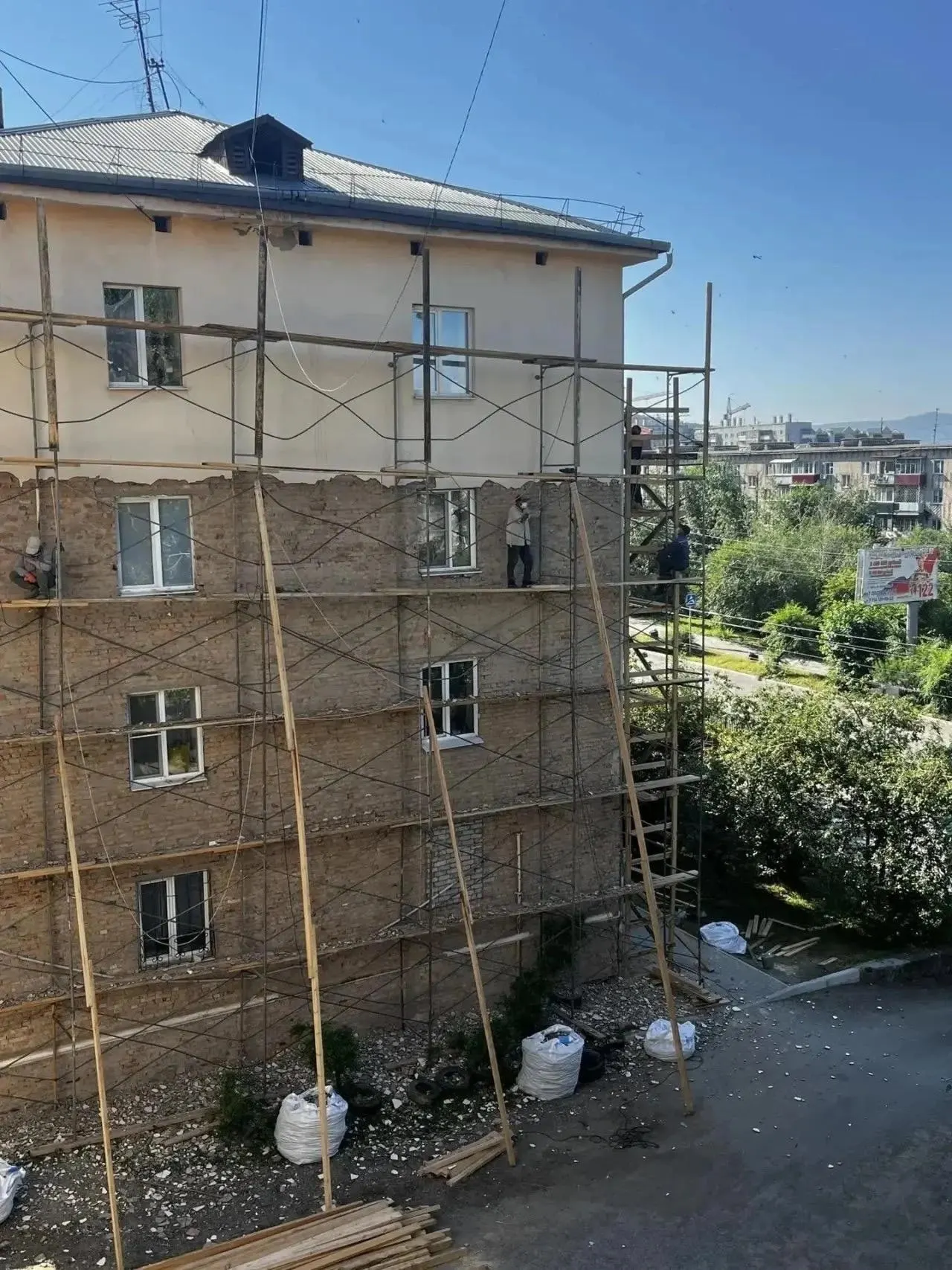 Капитальный ремонт в доме по адресу Бабушкина, 32 начинается около 06:00, что, по словам жильцов, нарушает закон о тишине. Также беспокоит отсутствие ограждений и защитных сеток.