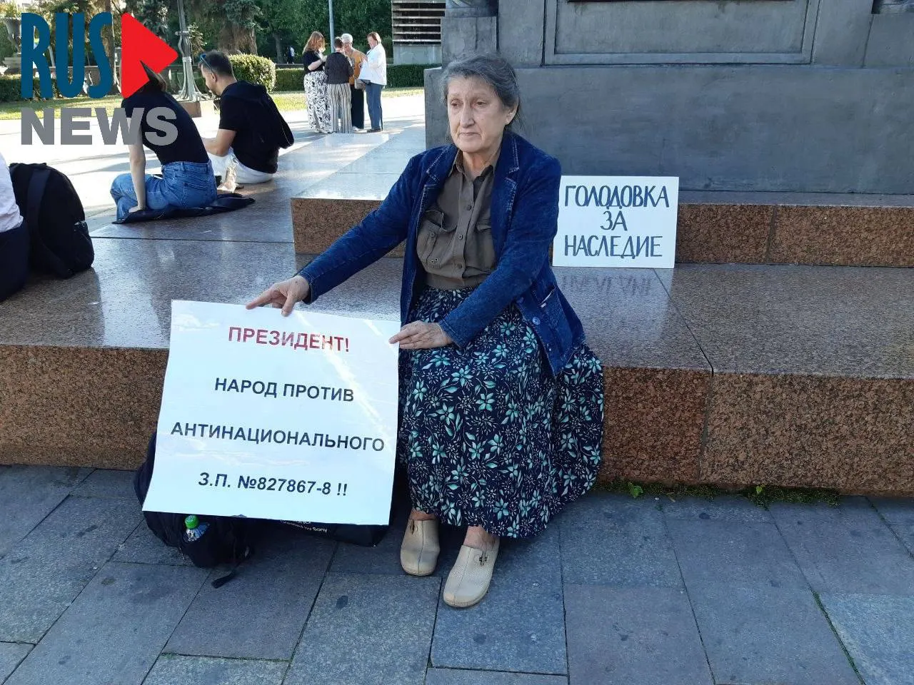 Председатель новосибирского отделения ВООПИК Наталья Шамина объявила голодовку у памятника в Москве и была задержана полицией. Ранее в Новосибирске другая активистка объявила сухую голодовку. Протесты вызваны законопроектом о передаче регионам права исключать объекты культурного наследия из реестра.