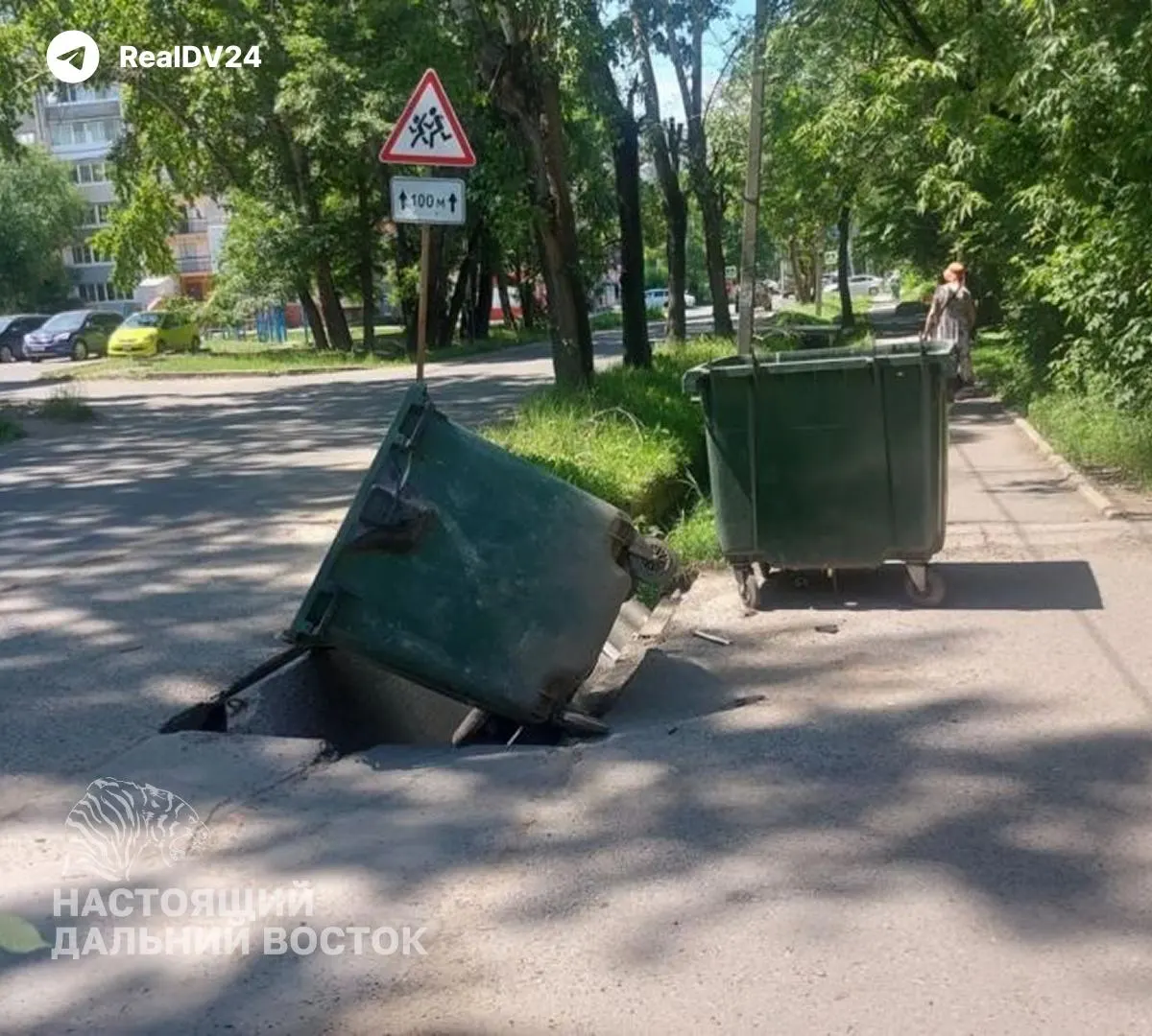 В районе ДОСов жители поставили контейнер в провалившийся асфальт: мусоровоз не проезжает, отходы источают зловонный запах, а обращения граждан остаются без результата.