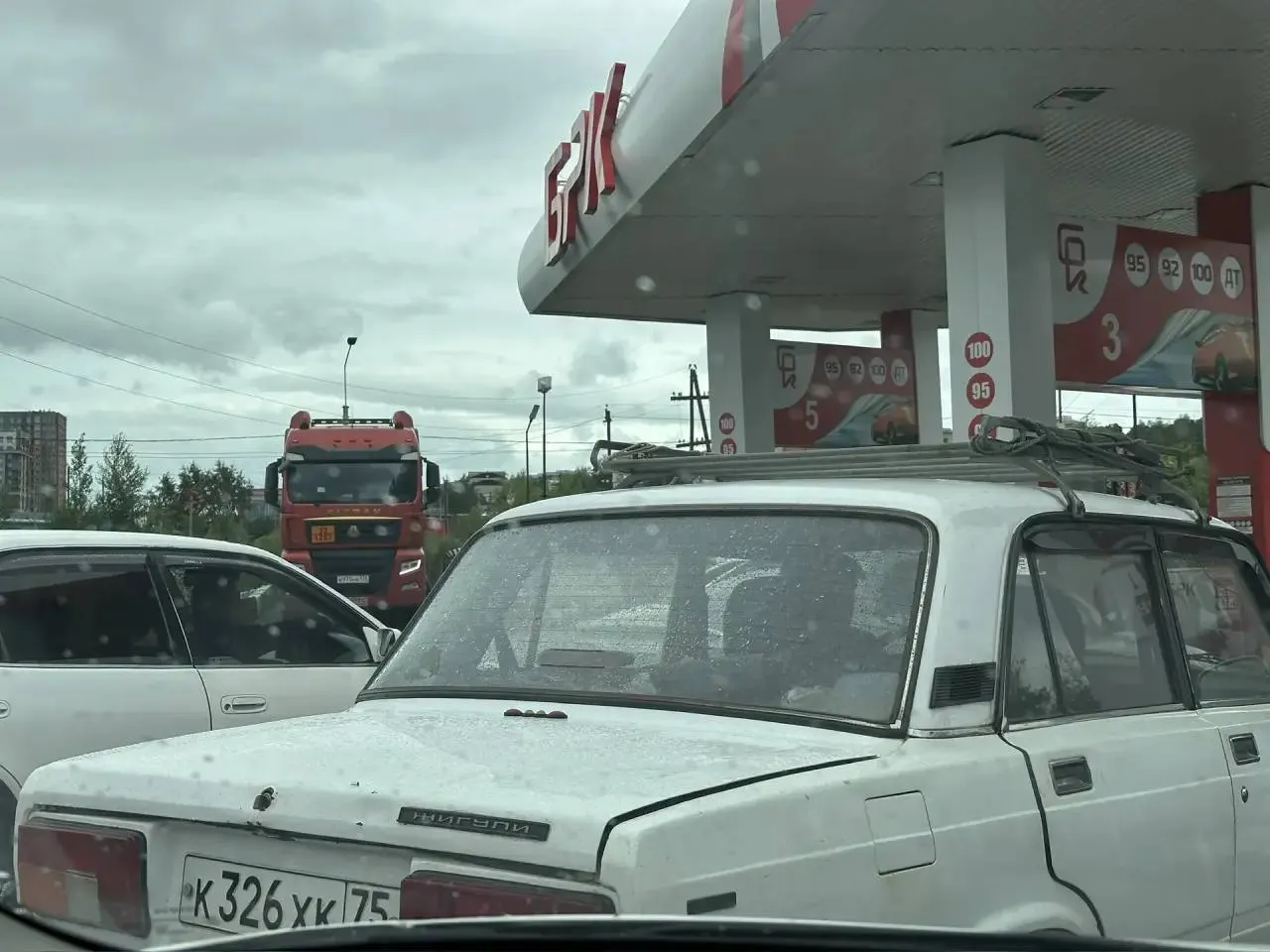 На автозаправке в Северном районе очереди стали короче, но водителям по-прежнему приходится ждать около часа — за это время бензовоз полностью слил топливо.