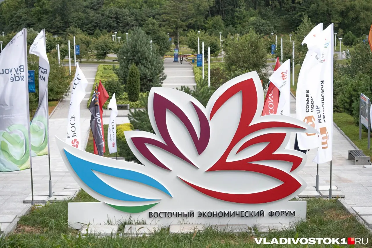 Деловая программа ВЭФ‑2026 разделена на пять тематических треков — от жизни и работы на Дальнем Востоке до логистики и технологий. В рамках форума пройдут специализированные площадки, международные конференции и бизнес‑диалоги с партнёрами из Азии и Ближнего Востока.