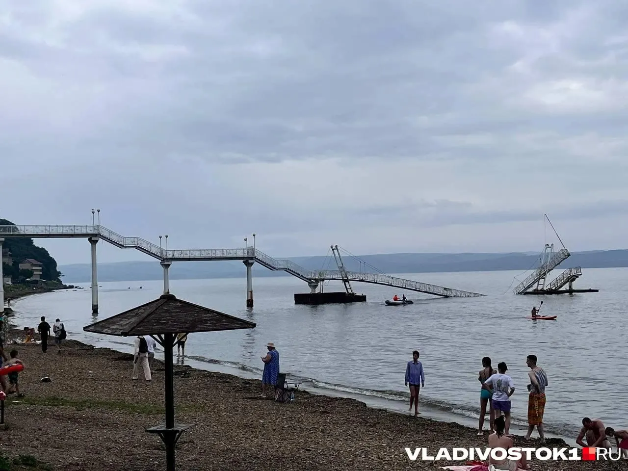Минздрав сообщил, что 16‑летнему подростку ампутировали часть пальца стопы, 14‑летнему зашили рваную рану бедра — оба остаются под наблюдением врачей и позже перейдут на амбулаторное лечение.