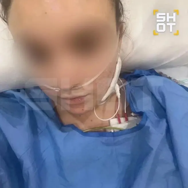 20-летняя студентка из Приморского края попала в реанимацию с предположительно стафилококковой инфекцией, вызвавшей поражение сердечных клапанов и другие осложнения; семье требуется около 10 млн рублей на операцию.
