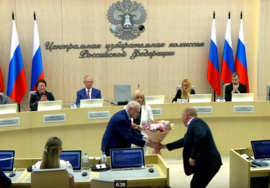 На заседании ЦИК единогласно зарегистрировали списки «Справедливой России»: из 263 кандидатов подтвердили 260. Сергею Миронову вручили удостоверение кандидата, приняли в состав ЦИК представителя с совещательным голосом и утвердили 43 финансовых уполномоченных «Яблока» в 42 регионах.