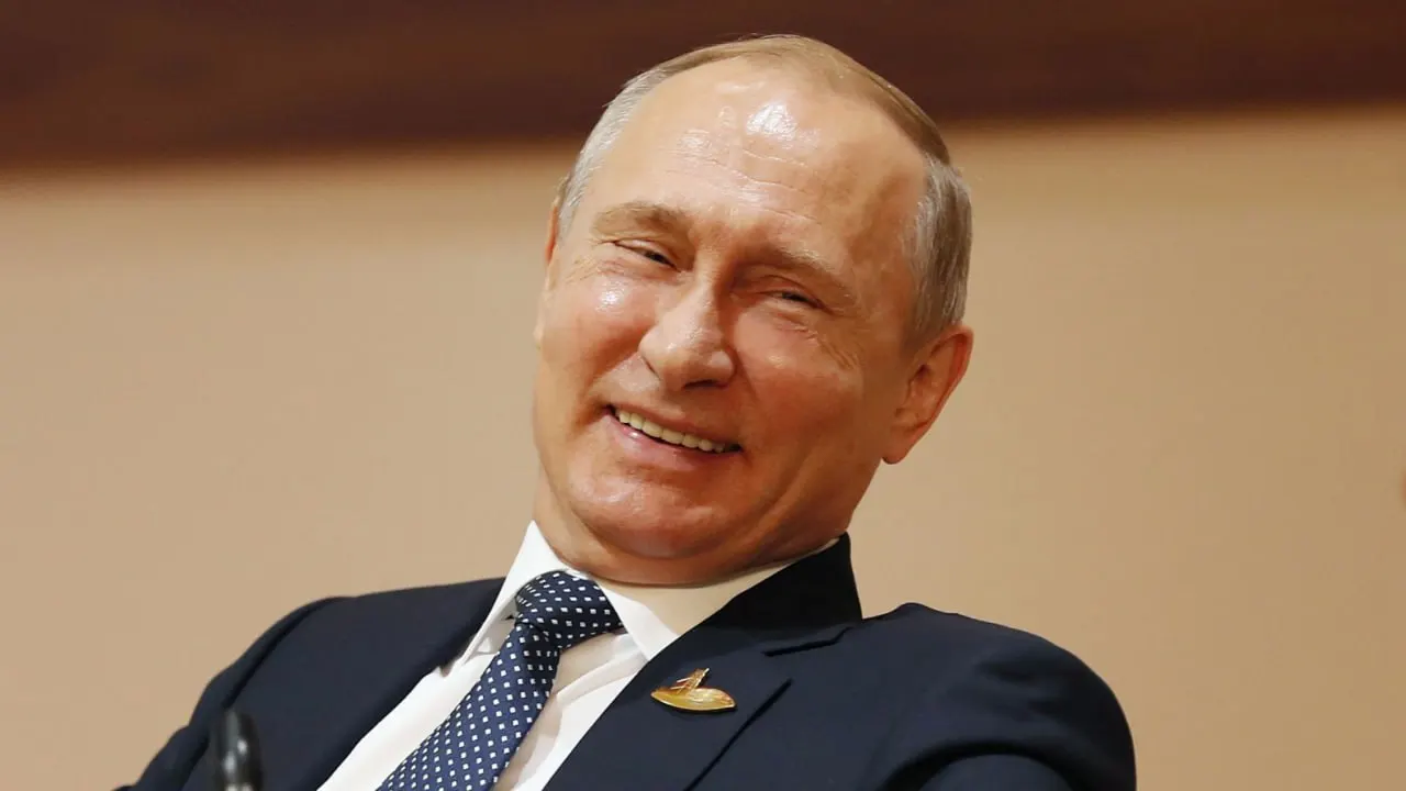 На фоне топливного кризиса Россия приступила к закупкам готового бензина в Индии: первые поставки составили около 60 тыс. тонн, планы — порядка 400 тыс. тонн в месяц.