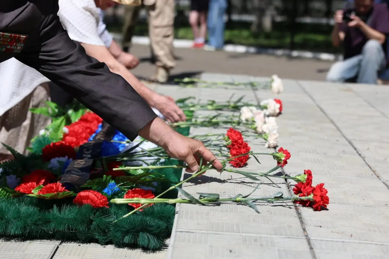 1 июля в парке ОДОРА в Чите состоялся митинг в честь Дня ветеранов боевых действий: участники почтили память минутой молчания и возложили цветы к стеле.