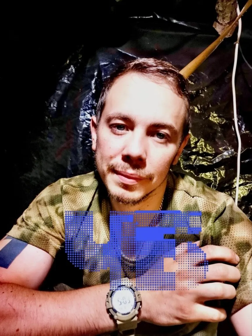 Отец утверждает, что военные и чиновники похоронили его сына за тысячи километров от дома без уведомления семьи. Закон оставляет распоряжение телом и выплатами за супругой, что лишило родителей возможности проститься.