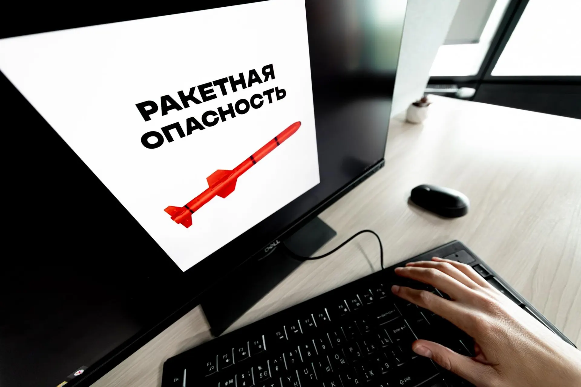 Воздушная тревога прозвучала в нескольких регионах России, включая Воронежскую область. Жителям рекомендовали соблюдать меры безопасности и следить за официальными сообщениями.