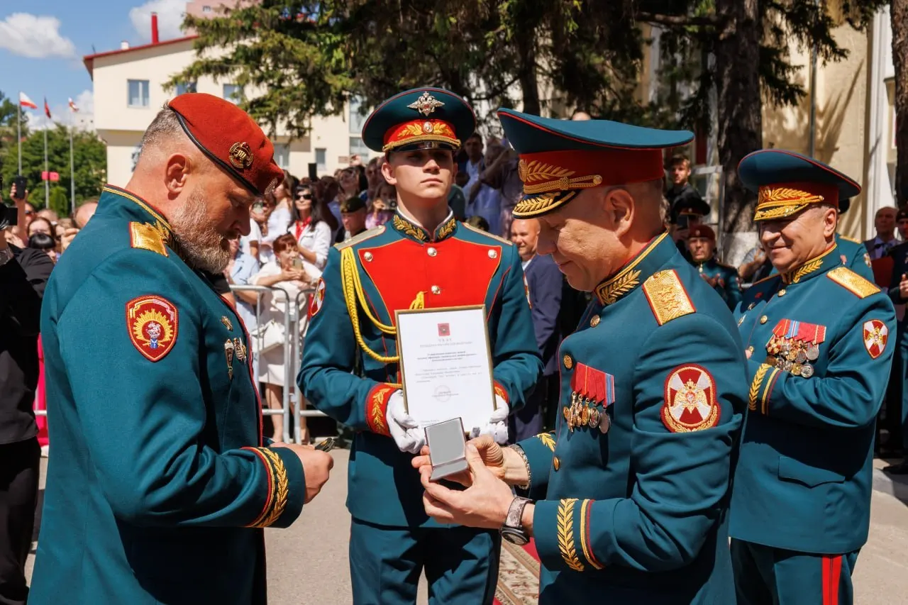 Начальнику Саратовского института войск национальной гвардии Александру Белоглазову присвоено воинское звание генерал‑лейтенант. Погоны и удостоверение вручил заместитель директора Росгвардии Анатолий Маликов.