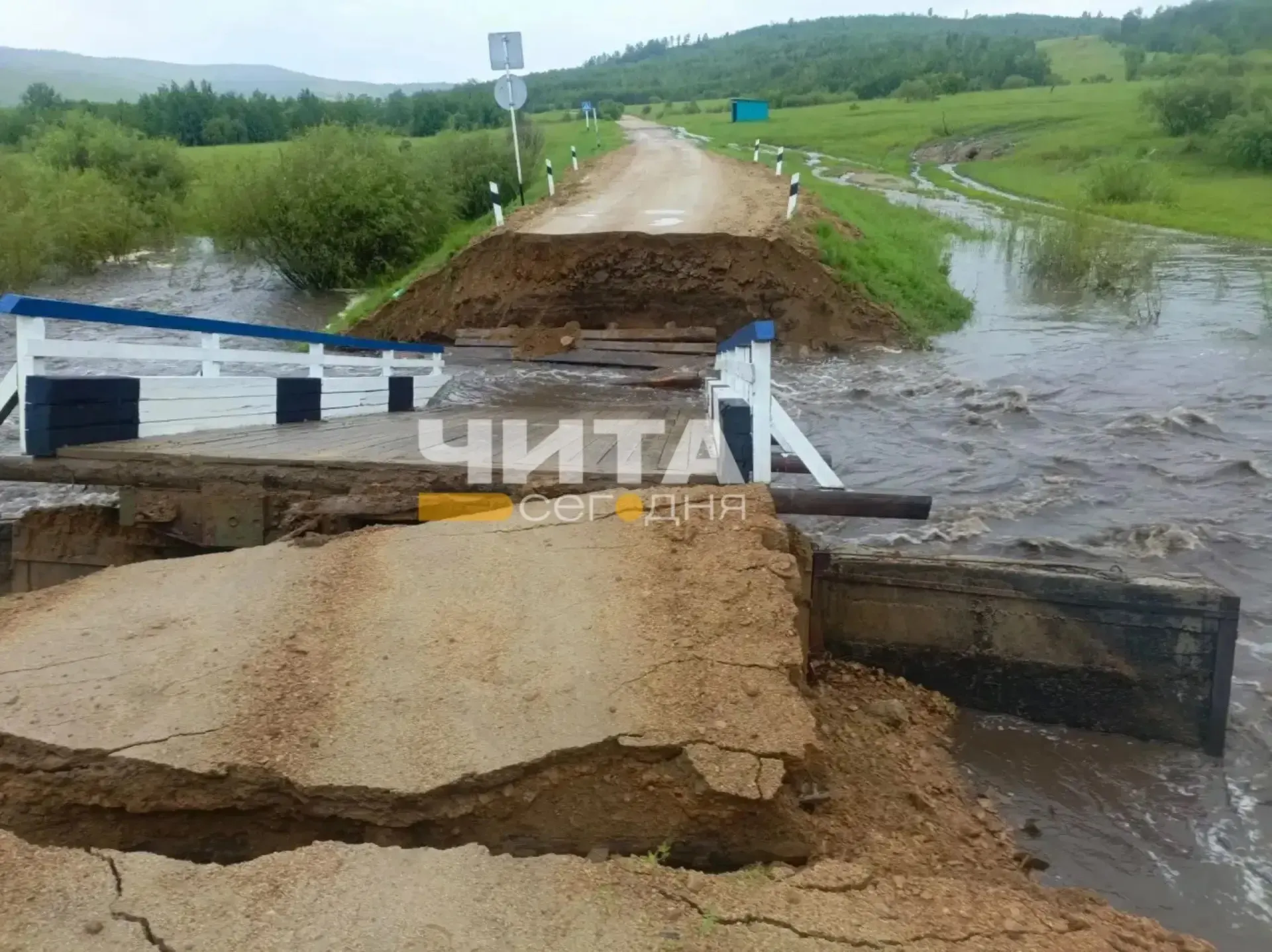 Мост между селами Старый Олов и Новый Олов был размыв — люди не могут вернуться домой. На место выехали дорожные службы, власти уточняют ситуацию.