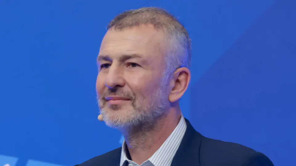 Основатель крупных компаний спас контроль над энергетической фирмой СИБЭКО, согласившись перевести 32 млрд рублей в образовательный центр «Сириус» в рамках мирового соглашения с Генпрокуратурой. Это произошло на фоне волны конфискаций активов на сумму около 6,5 трлн руб.