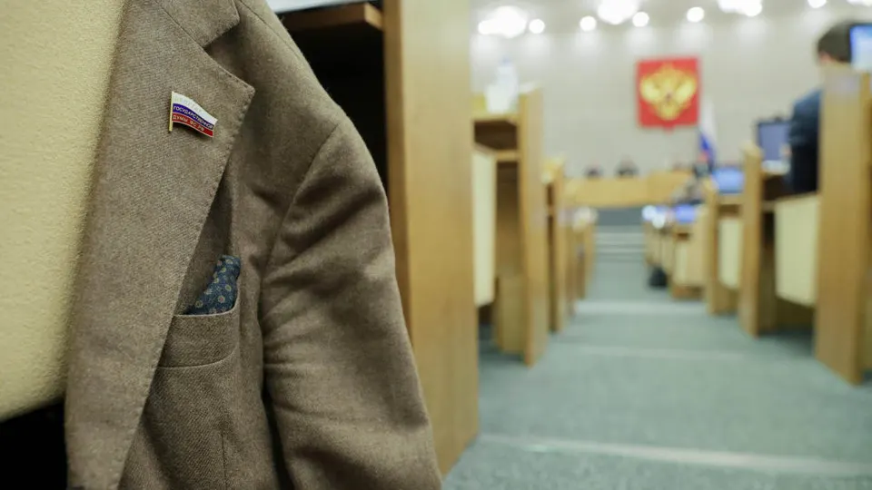 Правительство поддержало инициативу об отмене наказаний для депутатов региональных парламентов за отсутствие или несвоевременную подачу сведений о доходах. Поправки требуют доработки, отмечают федеральные ведомства.