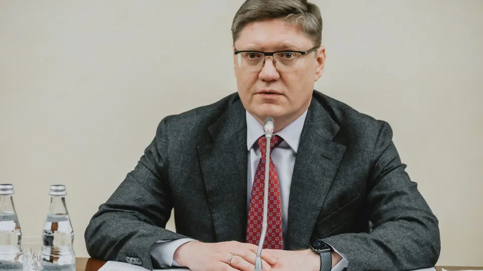 Зампред фракции «Единая Россия» призвал не поддаваться на манипуляции и объяснил перебои в поставках топлива ударами противника; тем временем переработка нефти и производство бензина резко сократились, а власти вводят ограничения.