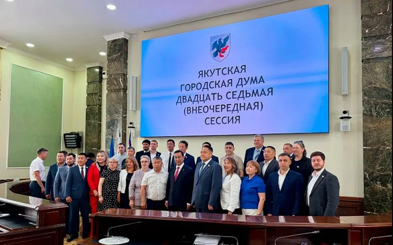 Городская дума назначила Дмитрия Садовникова мэром Якутска; в 2019 году суд дисквалифицировал его на семь месяцев за ненадлежащий контроль за работой регионального оператора по вывозу мусора, но позже дело прекратили из‑за сроков давности.