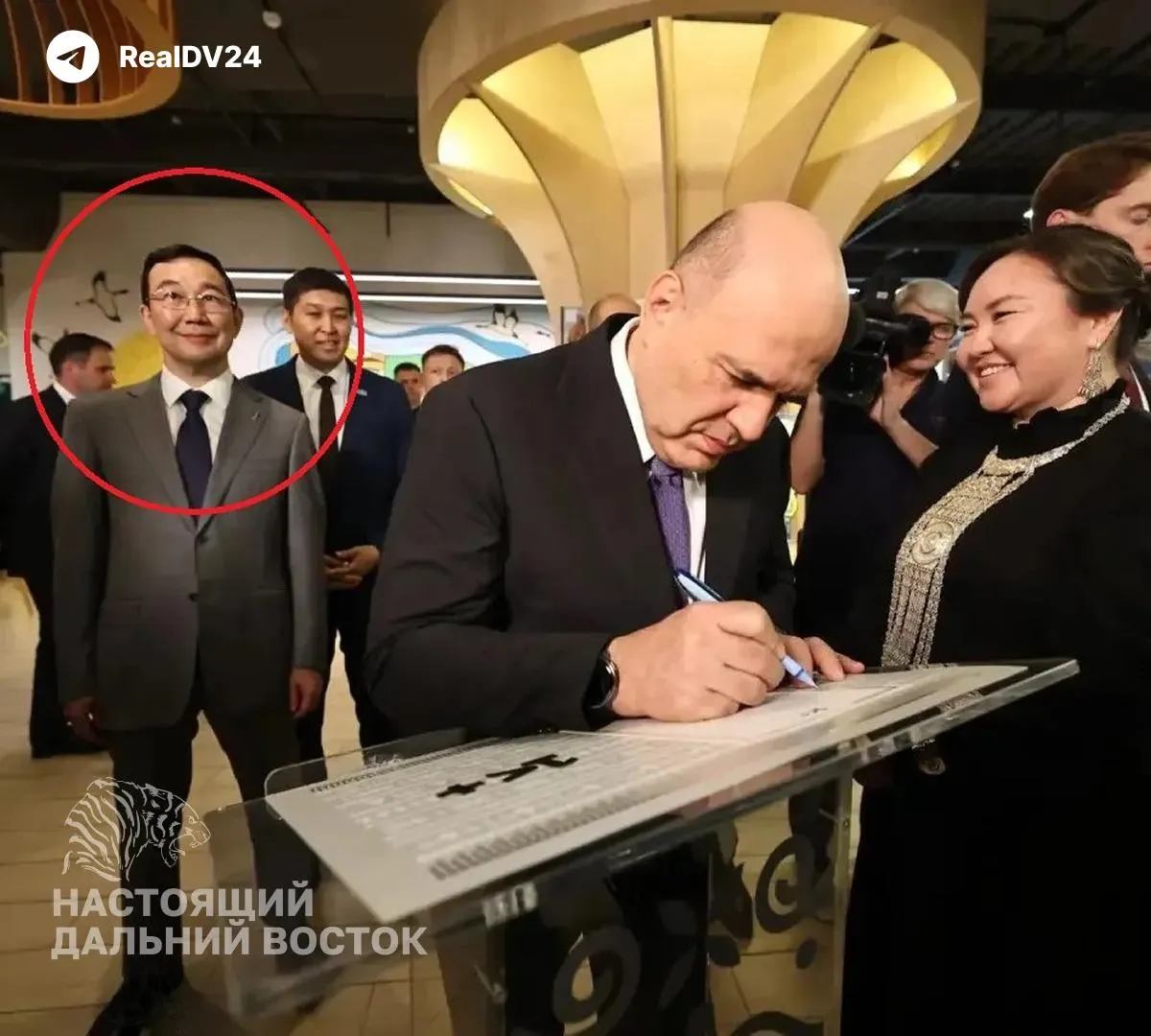 Во время приезда премьера регион показали в лучшем свете — отчёты и презентации о «кластерах». Между тем в ряде районов Якутии идут подтопления и лесные пожары, жители жалуются на аварийное жильё. Премьер затем направился в Тыву; остаётся вопрос, вернётся ли внимание к проблемам Дальнего Востока.