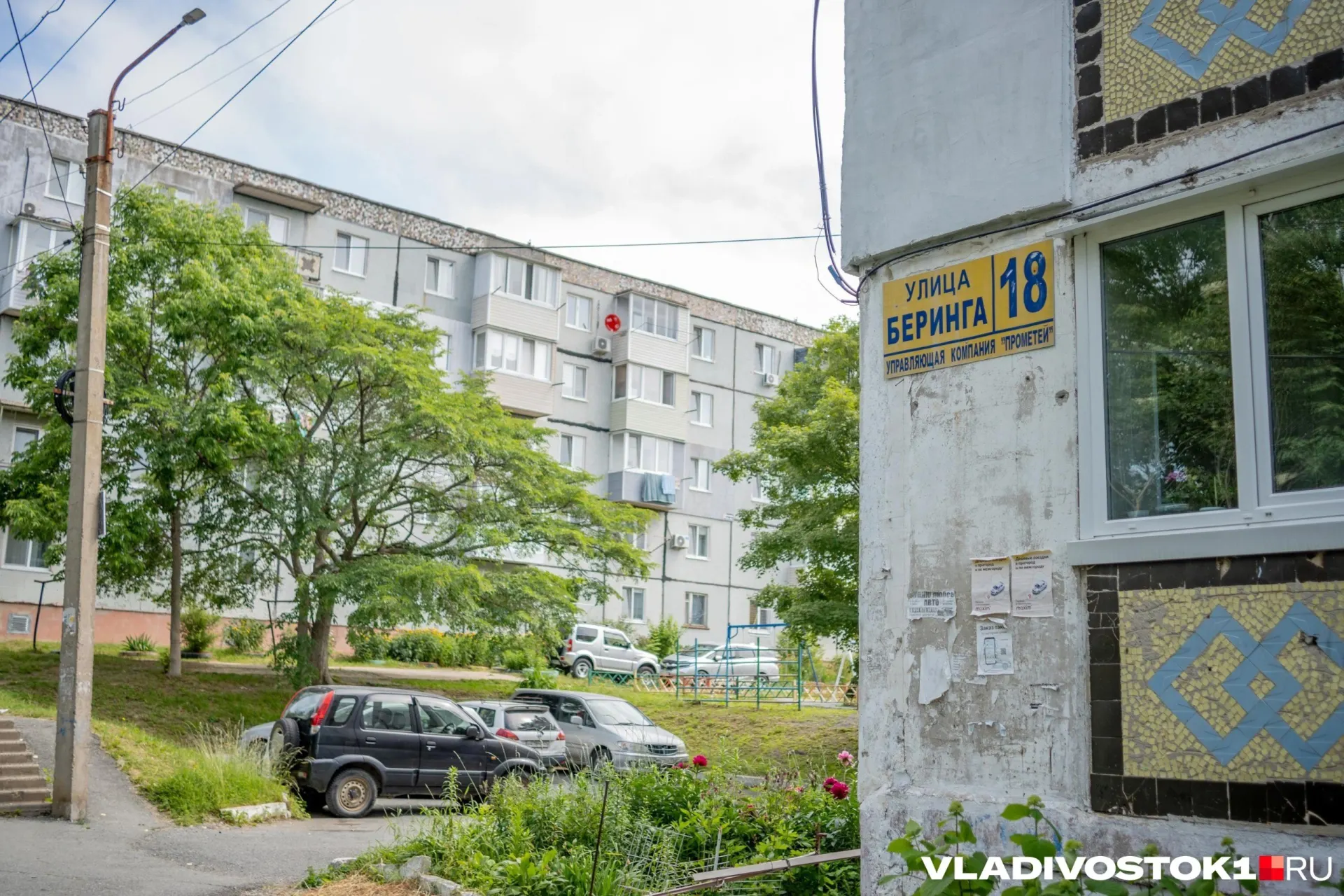В небольшом поселке Врангель Находкинского округа нашли мертвую 12‑летнюю девочку с признаками удушения. Подозреваемым стал ровесник: его задержали и направили на экспертизу. В поселке и в сети обсуждают возможные версии случившегося.