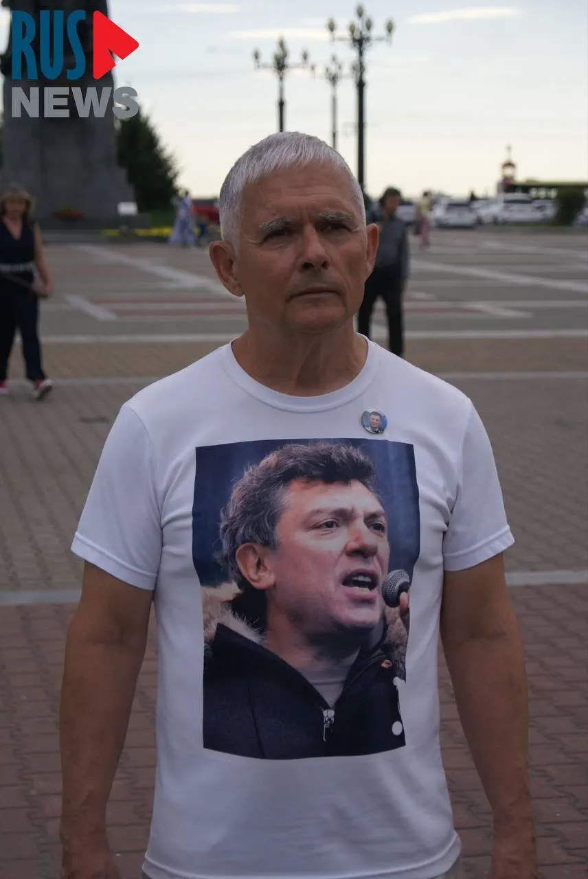 На Комсомольской площади Хабаровска местный активист Зигмунд Худяков появился в футболке с изображением Бориса Немцова и публично прочёл стихотворение, адресованное «обывателям». Ранее его уже задерживали за такую же одежду.